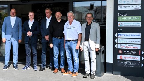 Mehrere Männer stehen vor Gesundheitszentrum in Breitscheid