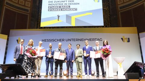 Mehrere Personen stehen auf einer Bühne 