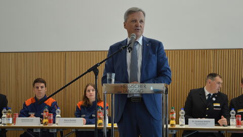 Martin Rößler steht an einem Rednerpult